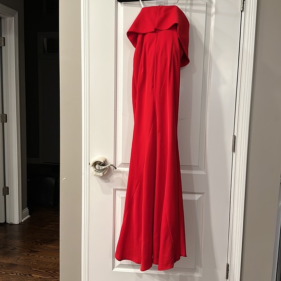 Red gown - Picture 5 of 8